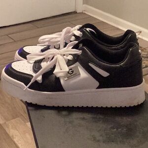 Black and white tennis shoes